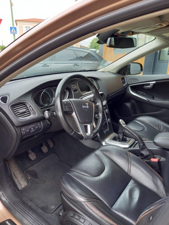 Volvo Volvo v40 cross country 2.0d 150 l5 20v turbo - Image 9