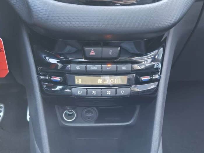 Peugeot 208 - Image 19