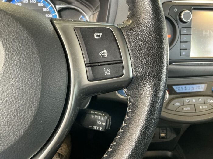 Toyota Yaris 1.5 Hybrid Dynamic - Image 12