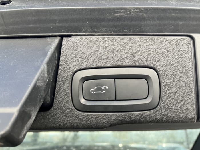 Volvo VOLVO XC60 B4 AWD 197 ch Geartronic 8 R-Design - Image 19