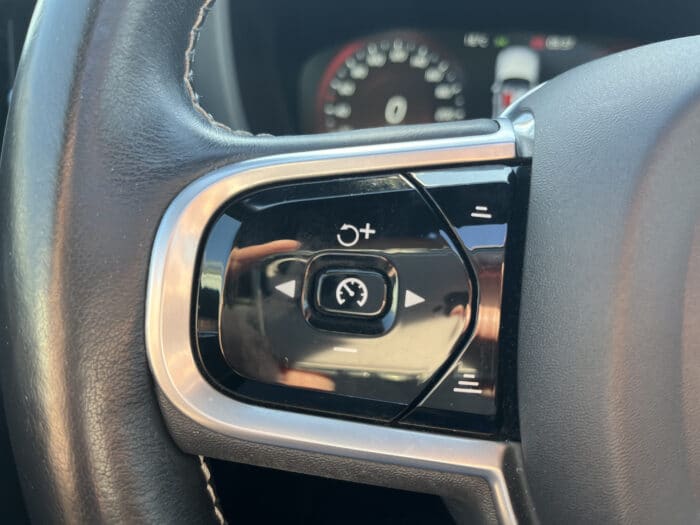 Volvo VOLVO XC60 B4 AWD 197 ch Geartronic 8 R-Design - Image 30