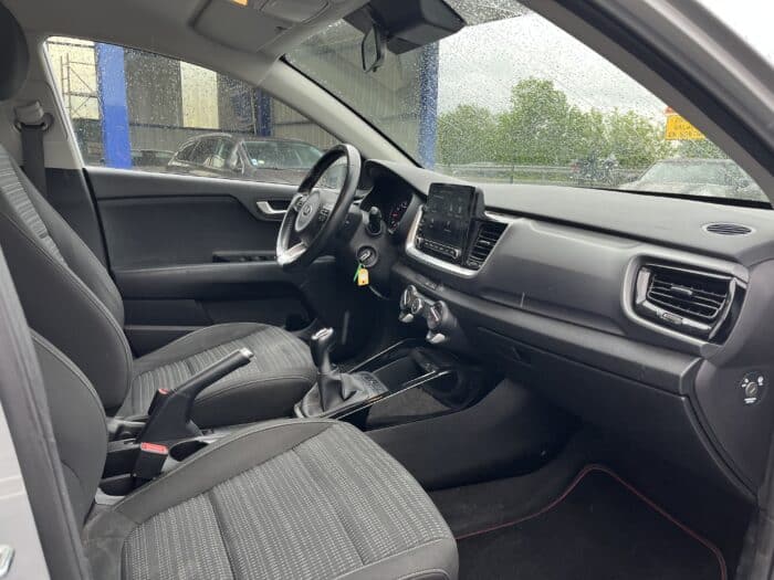 Kia Stonic 1.0 T-GDi 100 ch BVM6 Active Business - Image 17