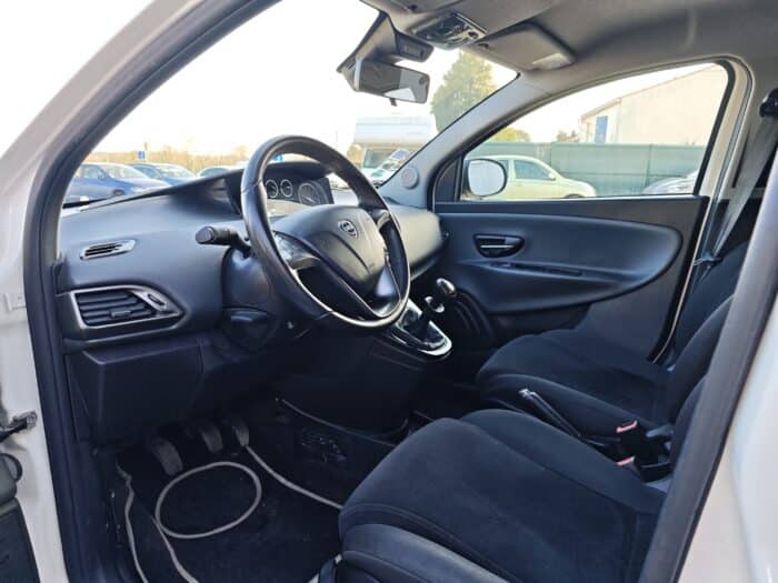 Lancia Ypsilon 5 portes 1.2 8v Gold Stop&Start 5p - Image 9