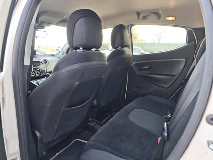 Lancia Ypsilon 5 portes 1.2 8v Gold Stop&Start 5p - Image 11