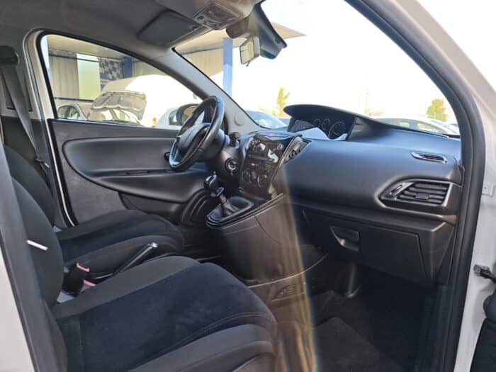 Lancia Ypsilon 5 portes 1.2 8v Gold Stop&Start 5p - Image 17