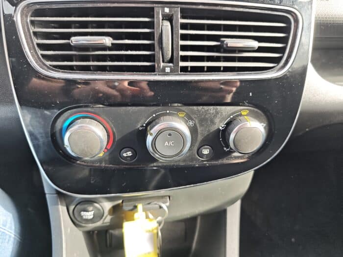 Renault Clio 4 dCi 90 E6C Business - Image 21