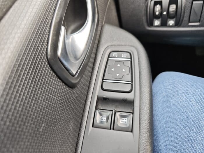 Renault Clio 4 dCi 90 E6C Business - Image 27