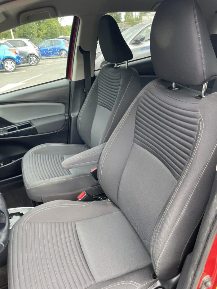 Toyota Yaris 1.3 VVTI 100ch Design Boite Automatique 5 Portes - Image 12