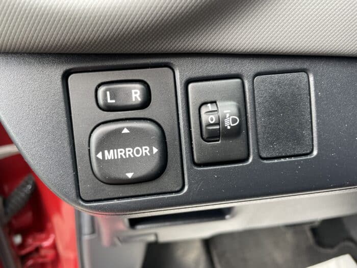 Toyota Yaris 1.3 VVTI 100ch Design Boite Automatique 5 Portes - Image 14