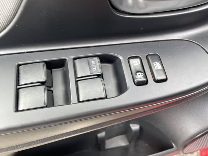 Toyota Yaris 1.3 VVTI 100ch Design Boite Automatique 5 Portes - Image 15