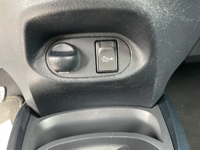 Toyota Yaris 1.3 VVTI 100ch Design Boite Automatique 5 Portes - Image 19