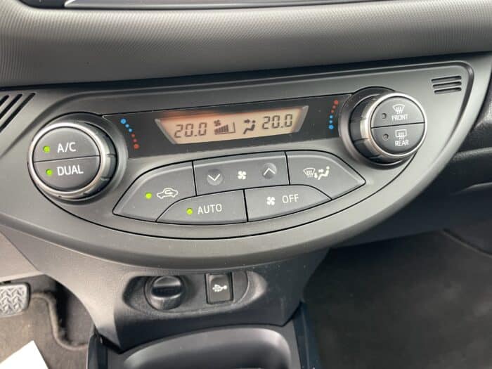 Toyota Yaris 1.3 VVTI 100ch Design Boite Automatique 5 Portes - Image 20